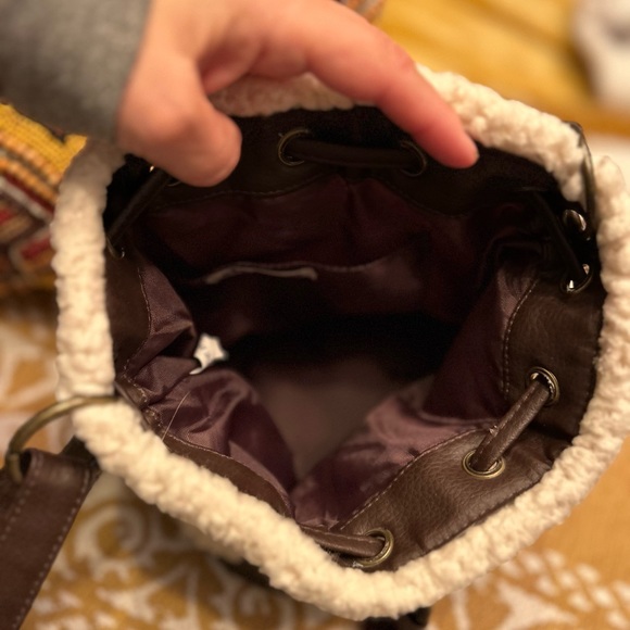 ⚠️🎁3 for $35🎁⚠️ bucket Sherpa drawstring purse like new !! - Picture 9 of 10